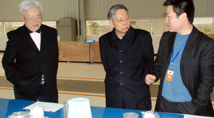 原機械工業部副部長陸燕蓀（左一）、原國家標準化委員會主任李宗海（中）來公司視察指導